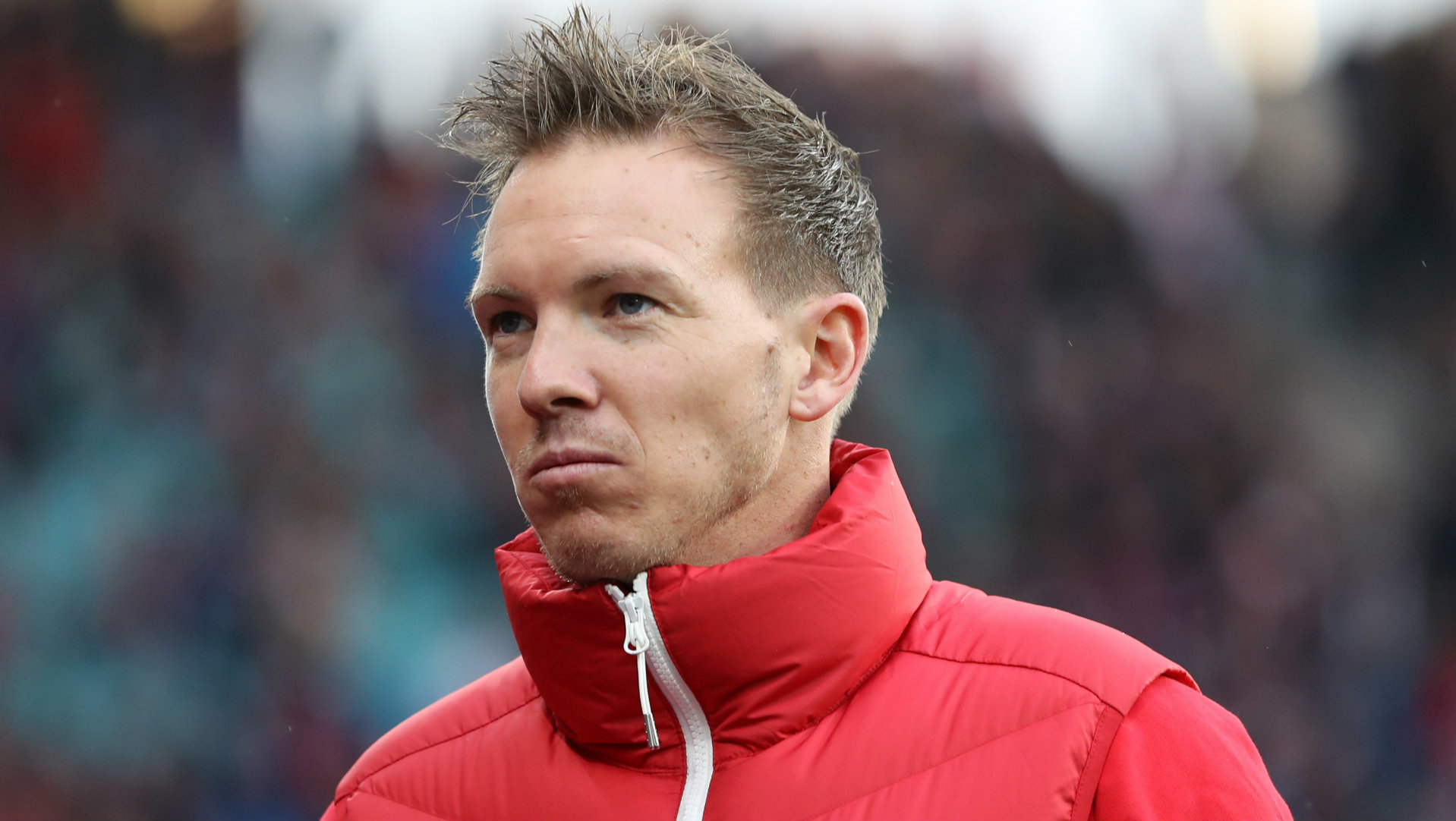 HLV Nagelsmann áo đỏ