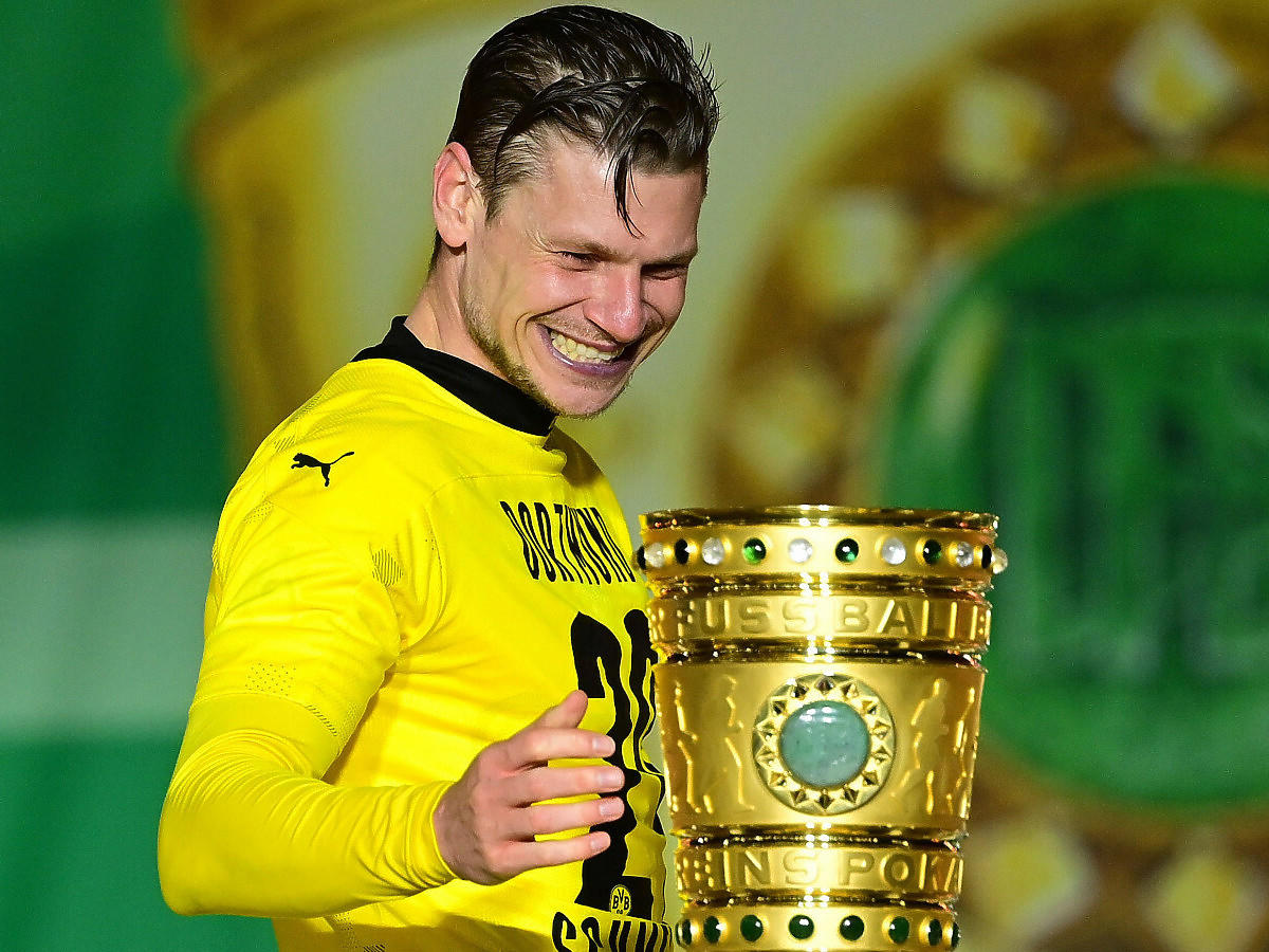 Lukasz Piszczek cầm cúp
