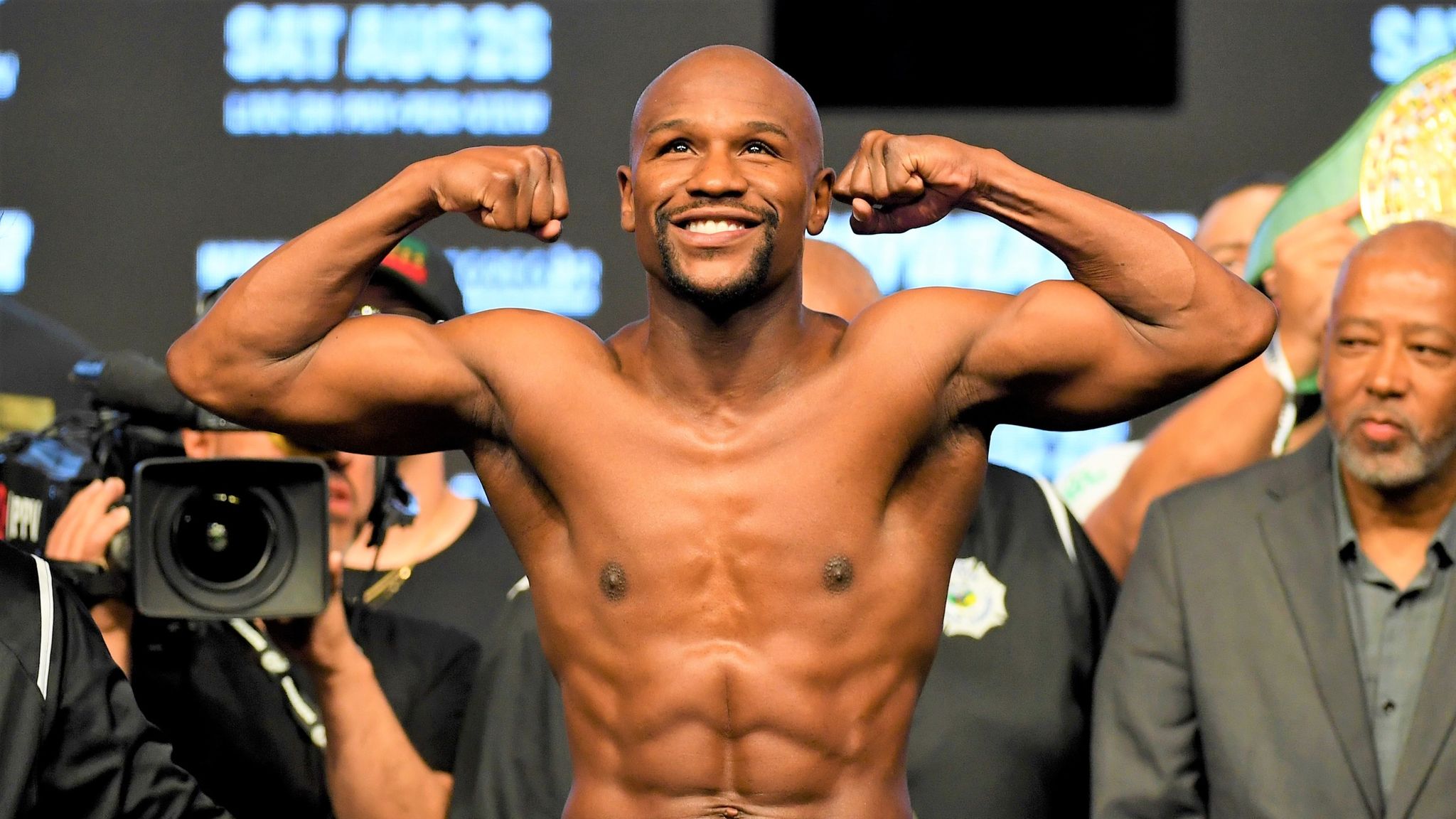 Mayweather khoe cơ bắp